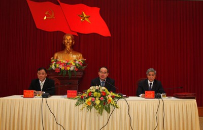 Vize-Premierminister Nguyen Thien Nhan beglückwünscht die Lehrer in Yen Bai