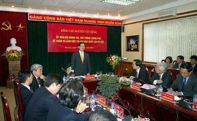 Premierminister Nguyen Tan Dung besucht die Nationalhochschule Hanoi