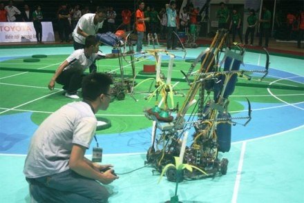 Finalrunde des Roboter-Wettbewerbs Vietnam 2013
