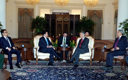 Premier Nguyen Tan Dung trifft Spitzenpolitiker Singapurs