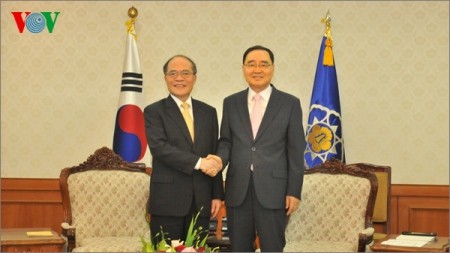 Parlamentspräsident Nguyen Sinh Hung führt Gespräch mit dem Ministerpräsident Südkoreas