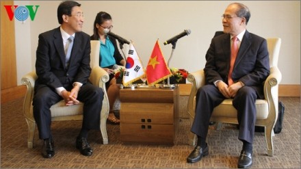 Parlamentspräsident Nguyen Sinh Hung trifft Südkoreas Investoren