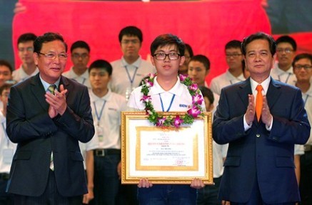 Premier Nguyen Tan Dung zeichnet Olympiadepreisträger und herausragende Studenten aus