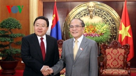 Parlamentspräsident Nguyen Sinh Hung trifft Präsident der Mongolei in Hanoi