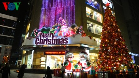 Hanoi leuchtet zu Weihnachten
