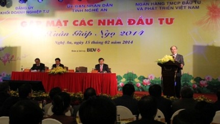 Parlamentspräsident Nguyen Sinh Hung trifft Investoren