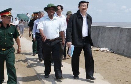 Staatspräsident Truong Tan Sang überprüft Seedeiche im Mekong-Delta