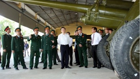 Staatspräsident Truong Tan Sang besucht Einheiten der Militärzone Nr. 7 