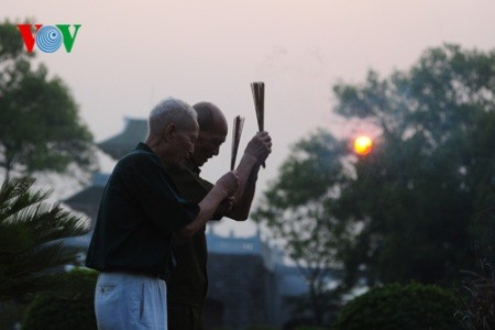 Zwei alte Veteranen auf dem Friedhof in Dien Bien Phu