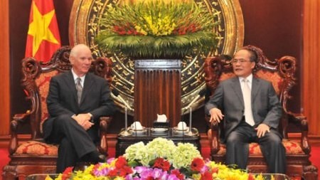 Parlamentspräsident Nguyen Sinh Hung empfängt Abgeordnetendelegationen aus den USA