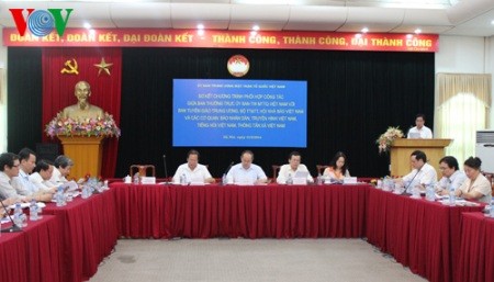 Zusammenarbeit zwischen der Vaterländischen Front Vietnams und Medienbehörden soll stärker sein
