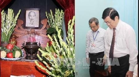 Spitzenpolitiker zünden Räucherstäbchen zum Andenken an Präsidenten Ho Chi Minh an