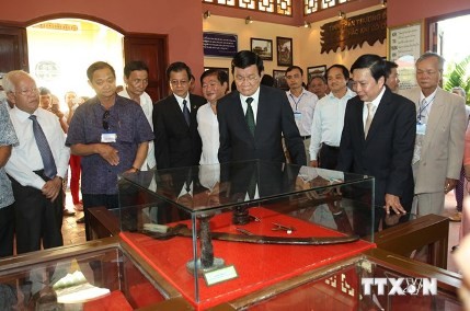 Staatspräsident nimmt an Gedenkfeier zum 150. Todestag des Volkshelden Truong Dinh teil