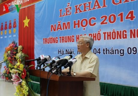 KPV-Generalsekretär Nguyen Phu Trong ist zu Gast bei Feier zum neuen Schuljahr in Hanoi