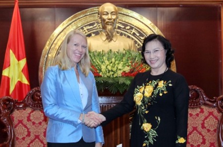 Delegation des Ausschusses für Außenangelegenheiten und Verteidigung Norwegens in Vietnam zu Gast