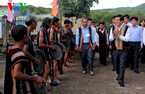 Staatspräsident Truong Tan Sang besucht die Provinz Kon Tum