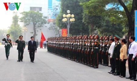 Staatspräsident Truong Tan Sang besucht Kommandostab der Hauptstadt Hanoi
