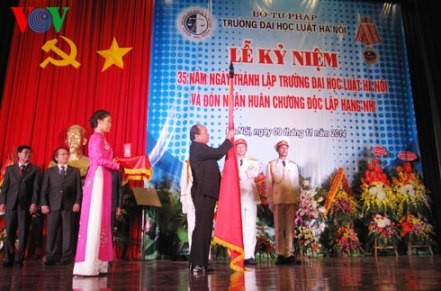 Vize-Premierminister Nguyen Xuan Phuc nimmt an Feier zum 35. Gründungstag der Rechtshochschule Hanoi