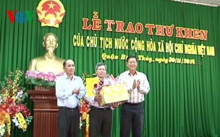 Staatspräsident Truong Tan Sang schickt an drei Lehrer Lobbriefe