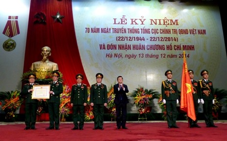 Staatspräsident Truong Tan Sang nimmt an der Feier der Politikabteilung der Armee teil
