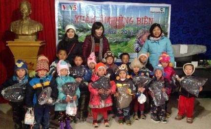 VOV5 überreicht armen Kindern im Kreis Meo Vac Geschenke