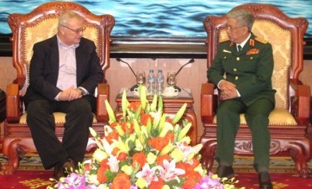 Vize-Verteidigungsminister Nguyen Chi Vinh empfängt den ehemaligen US-Botschafter in Vietnam