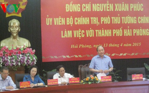 Vize-Premierminister Nguyen Xuan Phuc macht eine Dienstreise in die Hafenstadt Hai Phong