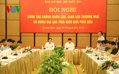 Vize-Premierminister Nguyen Xuan Phuc leitet die Sitzung der Abteilung zur Schmuggelbekämpfung