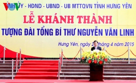 Staatspräsident nimmt an der Einweihung des Denkmals des KPV-Generalsekretärs Nguyen Van Linh teil