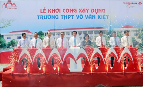 Premierminister Nguyen Tan Dung ist beim Baubeginn mehrerer wichtigen Einrichtungen anwesend