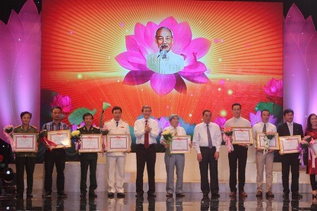 Auszeichnung der Literatur- und Kunstwerke über “Lernen und arbeiten nach dem Vorbild Ho Chi Minh"