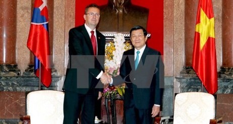 Staatspräsident Truong Tan Sang trifft den slowakischen Verteidigungsminister
