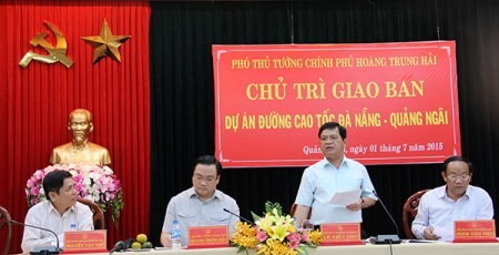 Vize-Premierminister Hoang Trung Hai überprüft den Bauprozess der Autobahn Da Nang – Quang Ngai