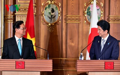 Premierminister Nguyen Tan Dung führt Gespräch mit Japans Ministerpräsident Shinzo Abe