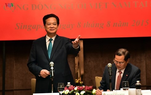 Premierminister Nguyen Tan Dung trifft Vertreter der in Singapur lebenden Vietnamesen