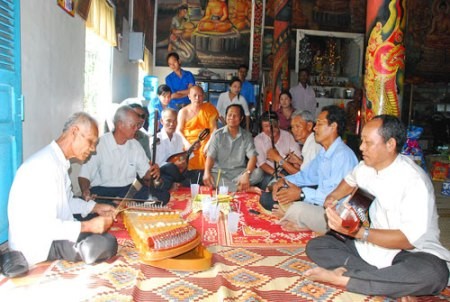 Vorführungen mit traditionellen Musikinstrumenten der Khmer in der Doi-Pagode
