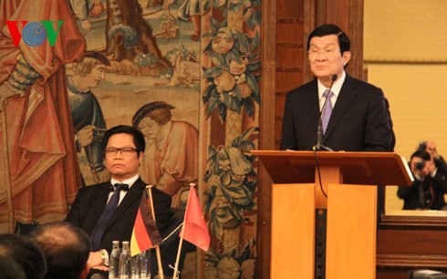 Staatspräsident Truong Tan Sang nimmt am vietnamesisch-deutschen Unternehmensforum teil