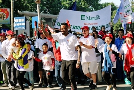 Tausende Menschen beteiligen sich am Wettlauf für Hanoier Kinder 2015