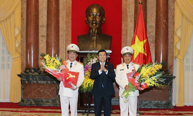Staatspräsident Truong Tan Sang übergibt Dienstgrad des Generaloberst an zwei Vize-Minister