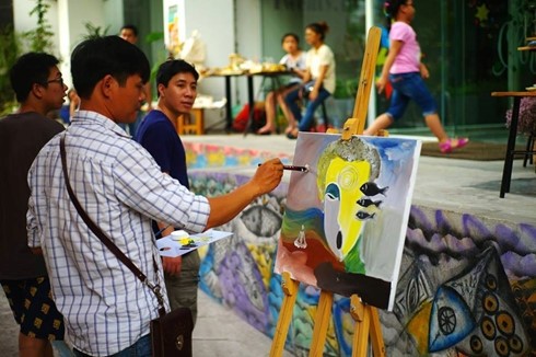 Lebhafte Straßenkunst mitten in Hanoi