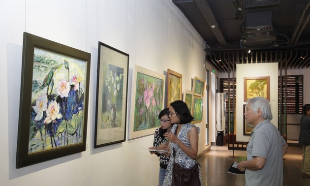 Ausstellung der Bilder über Lotus in der Hanoier Altstadt