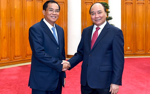 Premierminister Nguyen Xuan Phuc trifft Laos Minister für Planung und Investition
