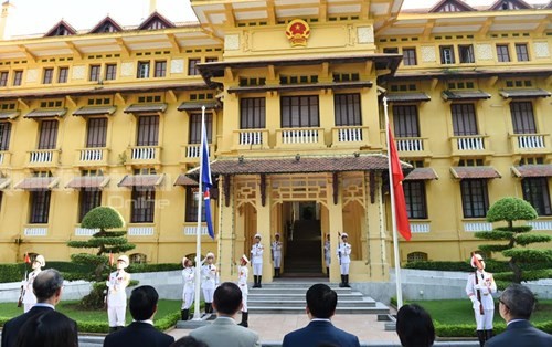 Zeremonie zum Hissen der ASEAN-Flagge in Hanoi