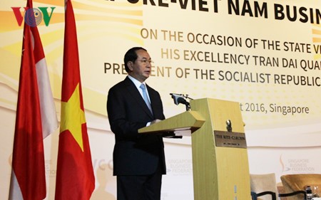 Staatspräsident Tran Dai Quang nimmt am Vietnam-Singapur-Unternehmensforum teil