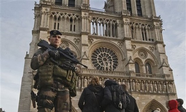 Frankreich wirft Frau vor, einen Terroranschlag nahe der Kathedrale Notre Dame geplant zu haben