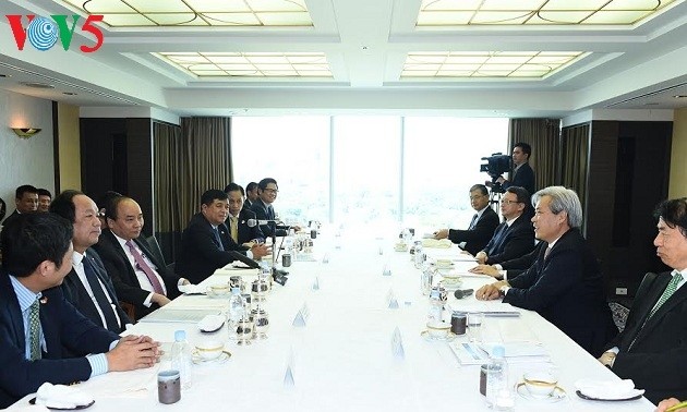 Premierminister Nguyen Xuan Phuc trifft japanische Investoren