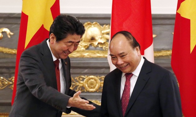 Japans Presse berichtet über Gespräch zwischen den beiden Premierministern Abe und Nguyen Xuan Phuc