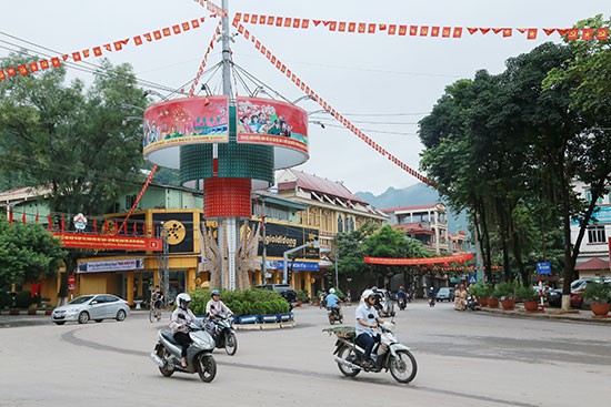 Laos Parlamentspräsidentin besucht Vietnams Provinz Son La