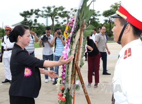 Parlamentspräsidentin Nguyen Thi Kim Ngan überreicht Heldenmütter Geschenke