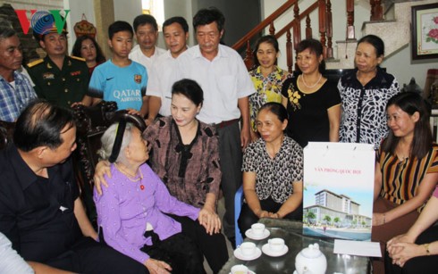 Parlamentspräsidentin Nguyen Thi Kim Ngan besucht Familien der gefallenen Soldaten in Hai Duong